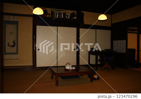 薄暗い和室のイメージ(神棚、座卓、襖、机) 薄暗い和室のイメージ(神棚、座卓、襖、机) 123470296