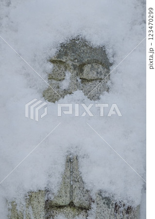 雪に埋もれたお地蔵様（出雲市） 123470299