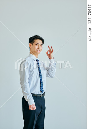 OKポーズをするワイシャツ姿の若い男性 123470457