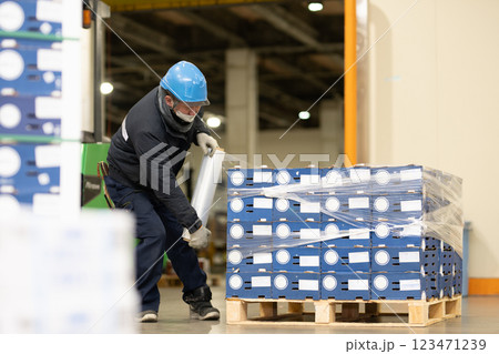 冷蔵倉庫内で作業をする男性 冷蔵倉庫内で作業をする男性 123471239