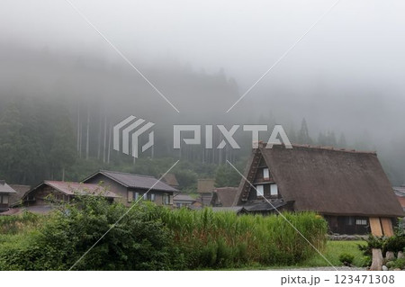 霧に包まれる合掌造り 霧に包まれる合掌造り 123471308