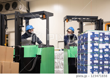 倉庫内で作業をする2人の男性 倉庫内で作業をする2人の男性 123471838
