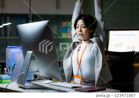 女性　残業　ビジネス 123471867