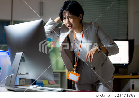 女性　残業　ビジネス 123471868