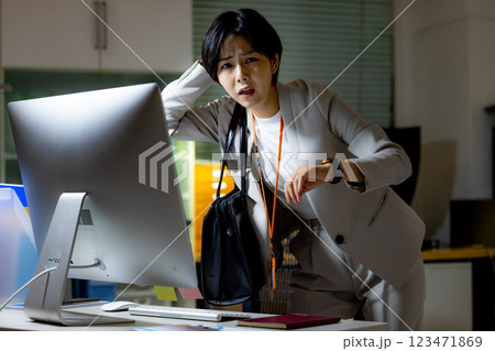 女性　残業　ビジネス 123471869