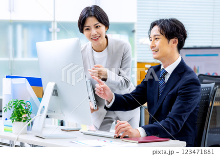 男女　ビジネス　オフィス 123471881