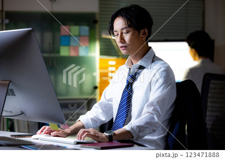 残業　男性　ビジネス 123471888
