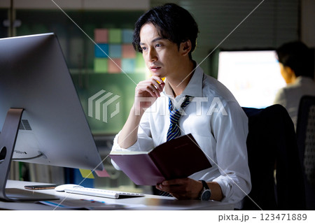 残業　男性　ビジネス 123471889