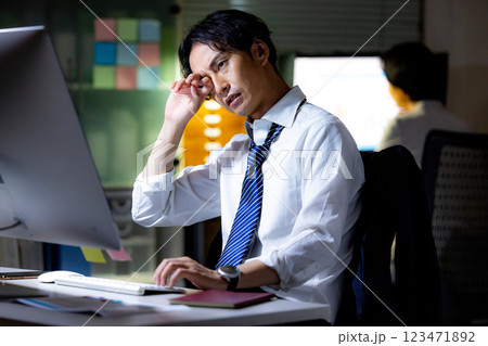 残業　男性　ビジネス 123471892