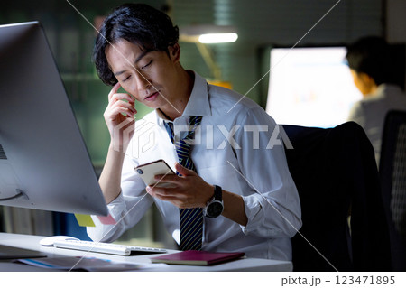 残業　男性　ビジネス 123471895