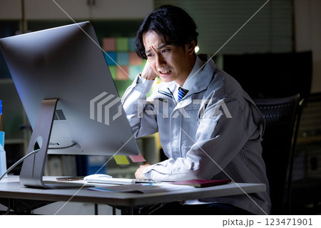 工務店　残業　ビジネスマン 123471901