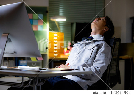 工務店　残業　ビジネスマン 123471903