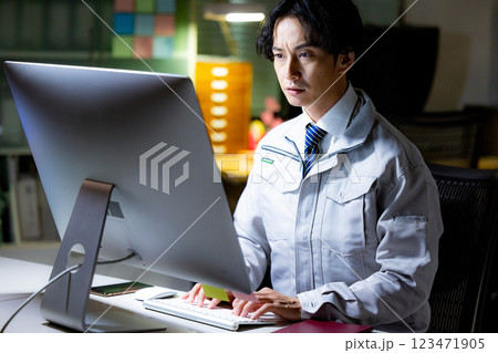 工務店 残業 ビジネスマン 工務店 残業 ビジネスマン 123471905