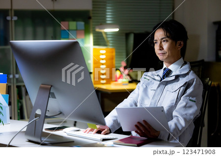 工務店　残業　ビジネスマン 123471908