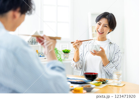 夫婦で朝ごはんを食べるシーン 123471920