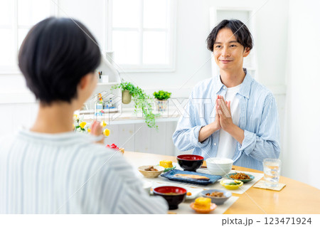 夫婦で朝ごはんを食べるシーン 夫婦で朝ごはんを食べるシーン 123471924