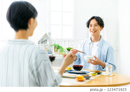 夫婦で朝ごはんを食べるシーン 夫婦で朝ごはんを食べるシーン 123471925