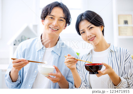 夫婦で食事をするイメージ 夫婦で食事をするイメージ 123471955