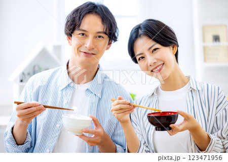 夫婦で食事をするイメージ 夫婦で食事をするイメージ 123471956