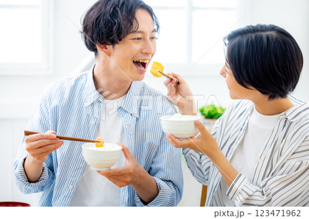 夫婦で食事をするイメージ 123471962