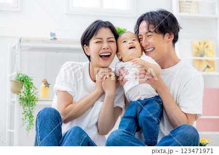 家族　赤ちゃん 123471971