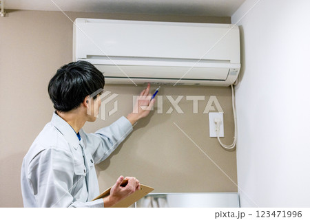 エアコンを点検する作業員 エアコンを点検する作業員 123471996