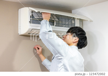 エアコンを点検する作業員 エアコンを点検する作業員 123472002