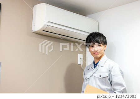 エアコンを点検する作業員 123472003
