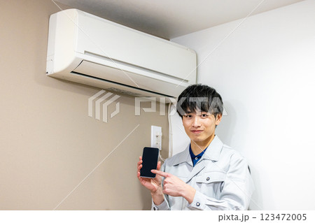 エアコンの点検をする作業員 123472005