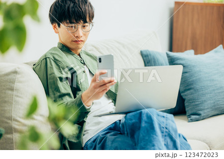 スマホを見る男性 123472023