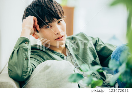 かっこいい男性のポートレート かっこいい男性のポートレート 123472031