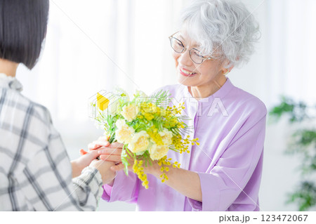 花束を渡す女性　敬老の日 123472067