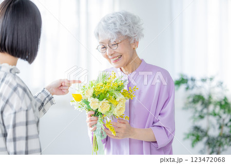 花束を渡す女性　敬老の日 123472068