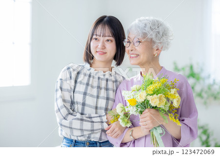 花束を渡す女性　敬老の日 123472069