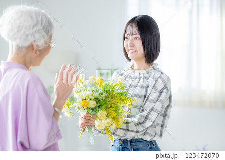 花束を渡す女性　敬老の日 123472070