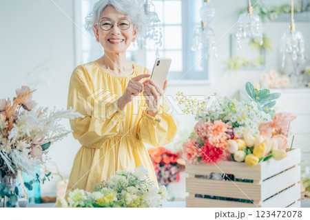 スマホで写真を撮るシニア女性 123472078