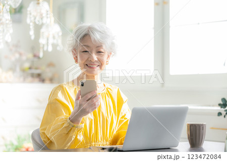 スマホを操作するシニア女性 123472084