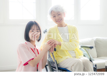 介護イメージ　シニア女性と介護士 123472099