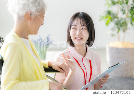 介護イメージ シニア女性と介護士 介護イメージ シニア女性と介護士 123472103