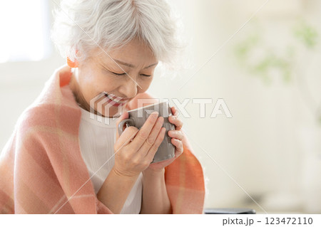 コーヒーカップを持つシニア女性 コーヒーカップを持つシニア女性 123472110
