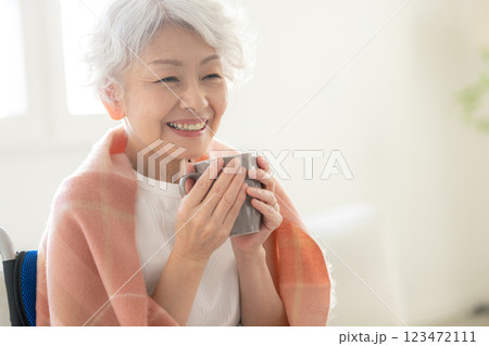コーヒーカップを持つシニア女性 123472111