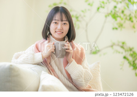 コーヒーカップを持つ若い女性 123472126