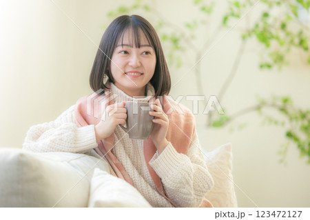 コーヒーカップを持つ若い女性 123472127