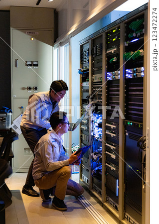 サーバーの前でミーティングするエンジニア 123472274