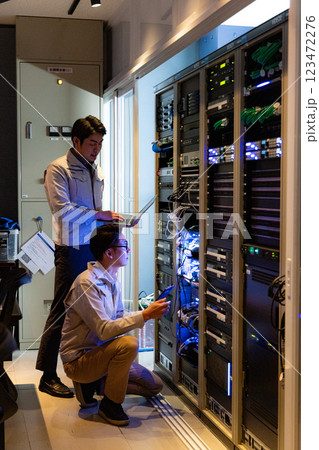 サーバーの前でミーティングするエンジニア 123472276