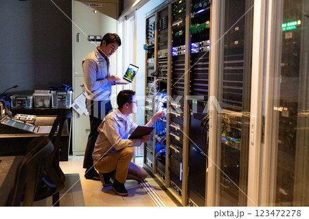 サーバーの前でミーティングするエンジニア 123472278