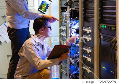 サーバーの前でミーティングするエンジニア 123472279