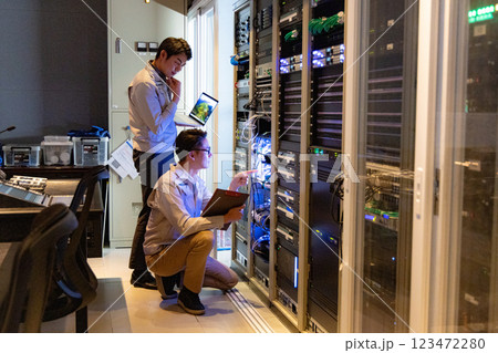 サーバーの前でミーティングするエンジニア 123472280