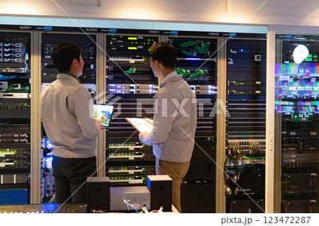 サーバーの前でミーティングするエンジニア サーバーの前でミーティングするエンジニア 123472287