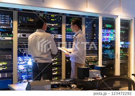 サーバーの前でミーティングするエンジニア 123472292